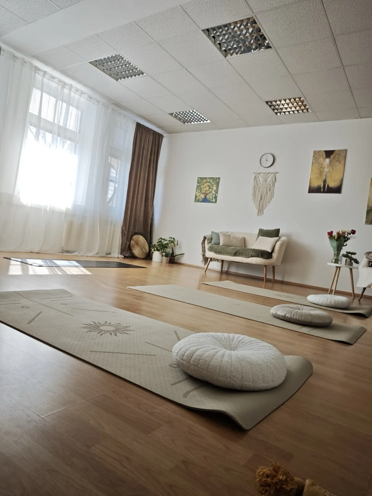 Notranjost studia Spirital z blazinami za jogo in počivalnico